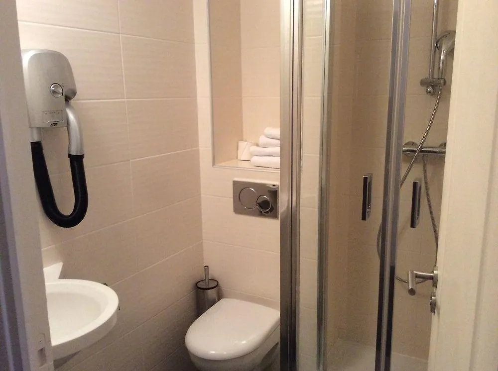 פריז Reims Hotel 2*,  צרפת